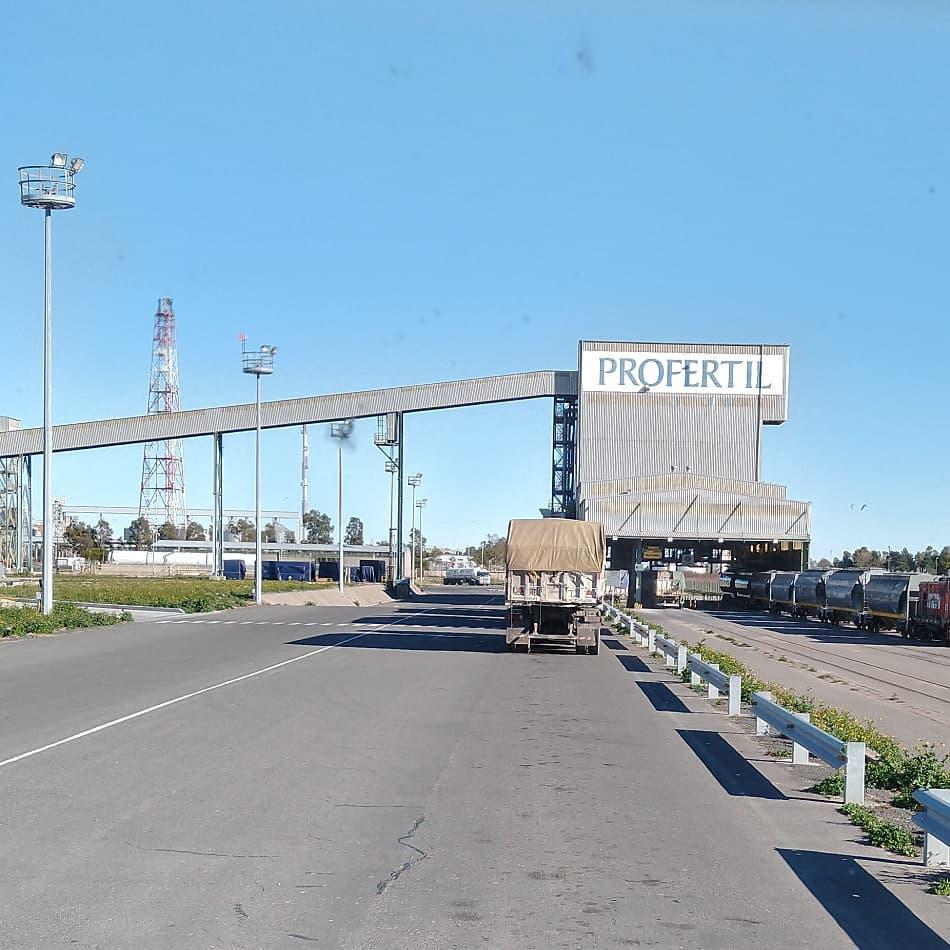 carga de camiones Profertil Bahia Blanca